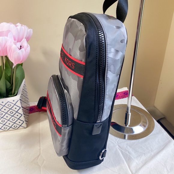 Michael Kors MENS Kent nylon Sling Pack - Picture 3 of 10